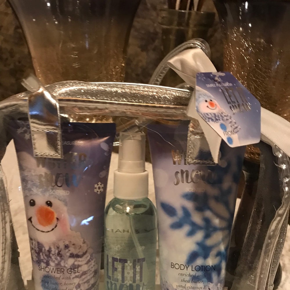 Simple Pleasures Let it Snow Gift Set - Picture 2 of 2